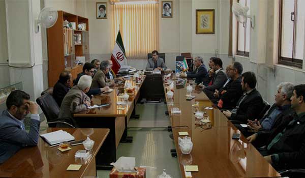 فرماندار شهرستان آران و بیدگل در نشست اتاق فکر صاحبان صنایع فرش ماشینی این شهرستان؛ بر راهاندازی بازار مجازی و نمایشگاه فروش فرش و کریدور پیاده راهی فرش تاکید کرد