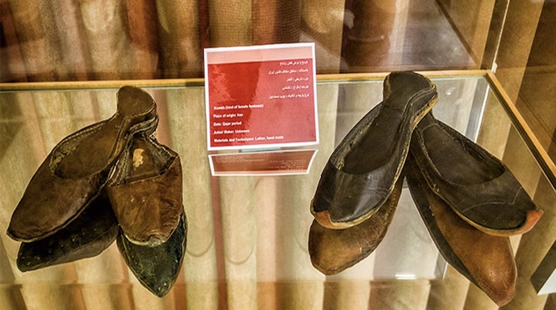 کومخ (نوعی کفش زنانه) مربوط به دوره قاجار از جنس چرم دستدوز